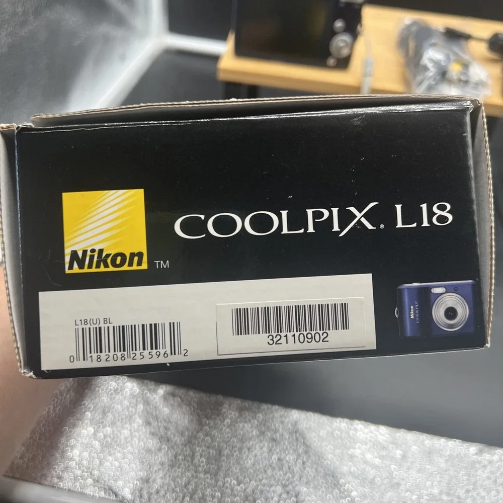 Nikon COOLPIX L18 8.0MP Digital Camera - Blue For Parts Not Working